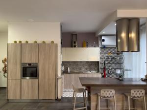 uma cozinha com uma mesa com cadeiras e um balcão em Cozy Apartment close to Milan Rho Fair MIND em Rho
