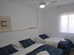 Postel nebo postele na pokoji v ubytování EL PEÑÓN IDÍLICO PISO A PIE DE Playa + 37 fotografií
