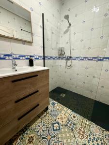 a bathroom with a sink and a shower at El Patio de los Naranjos in Guadalupe