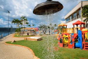 um parque infantil com uma fonte de água num parque em Belíssimo Flat no Lake Side - Beira Lago em Brasília