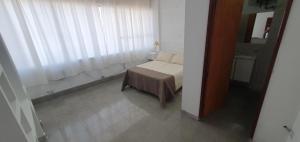 เตียงในห้องที่ Castelo Natura Apartments Sarmiento a 30 mts de la Catedral