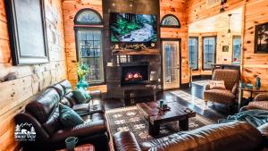 Predel za sedenje v nastanitvi Private Luxury -Built 2021-3552 sf-6 Bedrooms "Smoky View Mountain Cabin" IDEAL LOCATION-4 Miles to Gatlinburg & Piigeon Forge-Hot tub-Fireplace-King Beds-Deck-Grill-Free Parking for 8 Vehicles-Firepit-Full Kitchen Total Relaxation