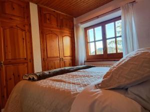 sypialnia z łóżkiem i oknem w obiekcie Cal Pujol by Rural House w mieście Toloríu