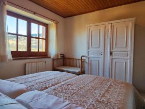 sypialnia z 2 łóżkami i oknem w obiekcie Cal Pujol by Rural House w mieście Toloríu