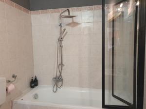 um chuveiro na casa de banho com banheira em Nel Cuore Pulsante della Città! em Alessandria