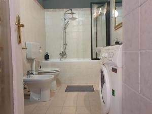 uma casa de banho branca com um WC e um lavatório em Nel Cuore Pulsante della Città! em Alessandria