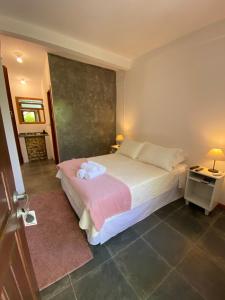 Uma cama ou camas num quarto em Pousada Tulipane Florianopolis