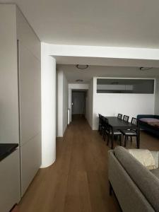 een woonkamer met een tafel en een eetkamer bij Beautiful apartment (80m2) with a large terrace in Bratislava