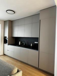 een keuken met witte kasten in een kamer bij Beautiful apartment (80m2) with a large terrace in Bratislava
