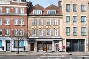 un edificio en una calle con gente caminando por la calle en Argyle Apart Hotel, en Londres