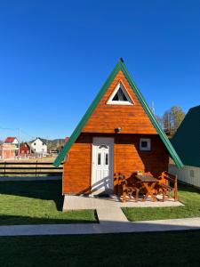 een klein huis met een picknicktafel ervoor bij Cottage Danilo in Žabljak