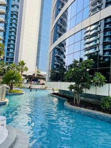 una piscina in una città con edifici alti di Lovely 2/ Bedroom apartment a Dubai