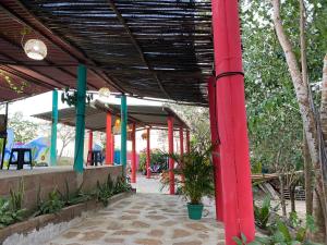 een gebouw met een rode paal en een patio bij Alojamiento Rural Las Melinas 