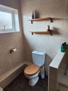 a bathroom with a toilet and a bath tub at Sofia's Place in Rugby