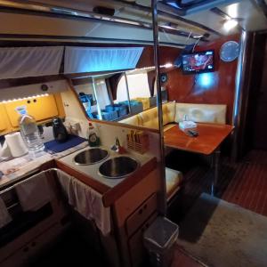 una cocina con 2 lavabos y una mesa en Spirit of Shackleton yacht en Puerto Calero