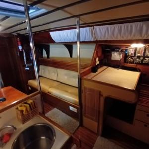 uma pequena cozinha com um lavatório e uma cama num barco em Spirit of Shackleton yacht em Puerto Calero