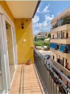 un balcón de un edificio con una pared amarilla en Затишна квартира Playa Levante, en Santa Pola