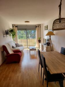een woonkamer met een bank en een tafel bij VALLFOGONA Relax in Santa Bárbara
