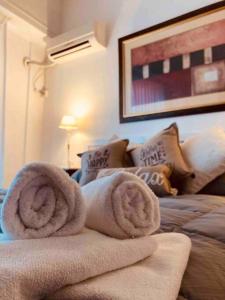 Una habitación con una cama con toallas. en Buenos Aires Apartment en Buenos Aires