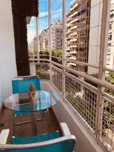 einen Tisch und Stühle auf einem Balkon mit Stadtblick in der Unterkunft Buenos Aires Apartment in Buenos Aires