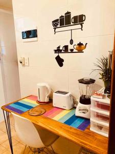 einen Tisch mit einer bunten Arbeitsplatte in der Küche in der Unterkunft Buenos Aires Apartment in Buenos Aires