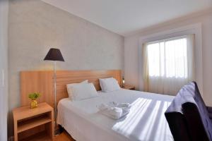 Ένα ή περισσότερα κρεβάτια σε δωμάτιο στο Flat 144 no centro de Brasília