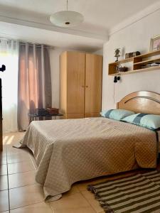 Кровать или кровати в номере Затишна квартира Playa Levante