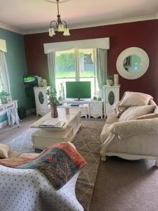 サンベリーにあるCosy homesteadのソファとテレビのあるリビングルーム