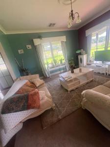 サンベリーにあるCosy homesteadのベッド2台とリビングルームのある寝室