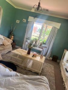 サンベリーにあるCosy homesteadのベッドとテーブルと窓のある寝室 +30枚の写真