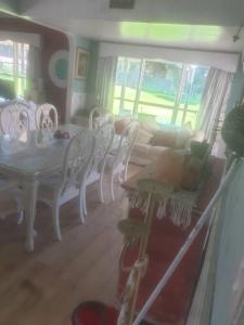 サンベリーにあるCosy homesteadのリビングルーム(テーブル、白い椅子付)