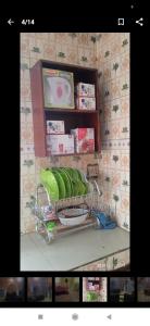 una mensola con un vassoio di articoli verdi di Next2home a Sango Otta