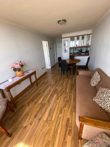 sala de estar con sofá y mesa en Deptos y habitaciones en sector sur de Iquique, Chile, frente al mar, en Iquique