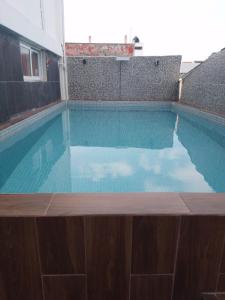 uma piscina com água azul num edifício em Hotel MCH em Veracruz