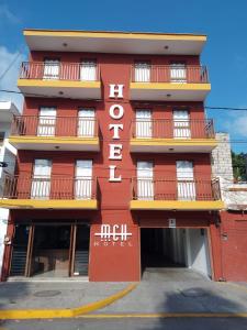 un bâtiment rouge avec un panneau d'hôtel dans l'établissement Hotel MCH, à Veracruz