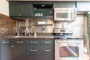 Cucina o angolo cottura di Walk to the Beach from this Ocean Front Home