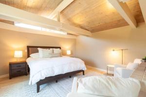 Letto o letti in una camera di Walk to the Beach from this Ocean Front Home