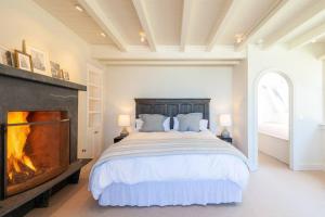 una camera con un grande letto e un camino di Walk to the Beach from this Ocean Front Home a Moss Beach