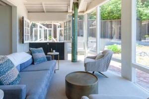 Area soggiorno di Walk to the Beach from this Ocean Front Home