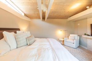Letto o letti in una camera di Walk to the Beach from this Ocean Front Home