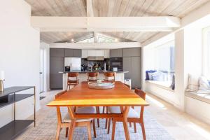 Cucina o angolo cottura di Walk to the Beach from this Ocean Front Home