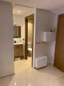 een badkamer met een toilet en een wastafel bij Appart familial chic & confort in Kenitra
