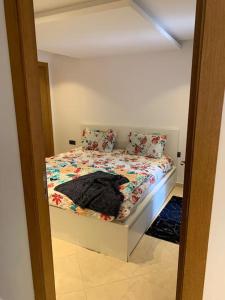 een slaapkamer met een bed in een kamer bij Appart familial chic & confort in Kenitra