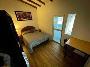 库斯科Casa Cusco guest house的一间有床和窗户的小卧室