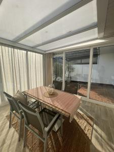 een eettafel en stoelen in de woonkamer bij Appartement Axelle in Blankenberge