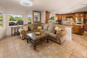 uma sala de estar com um sofá e uma mesa em Ethereal Corner Ritz Carlton Grand Estate Golf Mountains Jacuzzi Sauna Theater Gym em Scottsdale