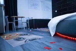 a room with a bed with red flowers on the floor at JDREAMLOC in Kourou