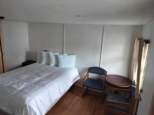 Postel nebo postele na pokoji v ubytování Oceanside Ocean Front Cabins