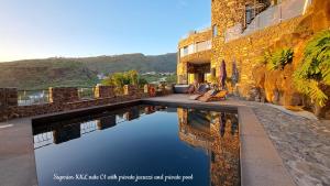 TábuaCastelo do Mar, Madeira的一栋建筑旁边有游泳池的房子