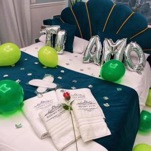 una mesa con globos y servilletas de plata y verde en Sunny Suite Napoli, en Nápoles 65 fotos más